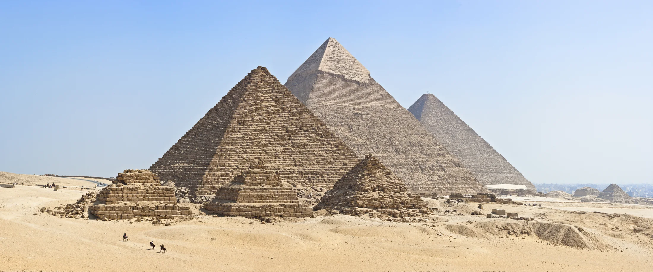 Pyramídy v Gíze na okraji púšte v Egypte
