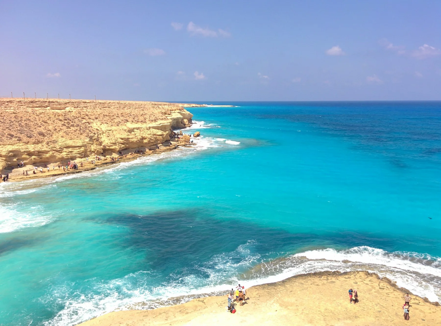 Tyrkysová zátoka Agiba pri Marsa Matrouh na egyptskom pobreží Stredozemného mora
