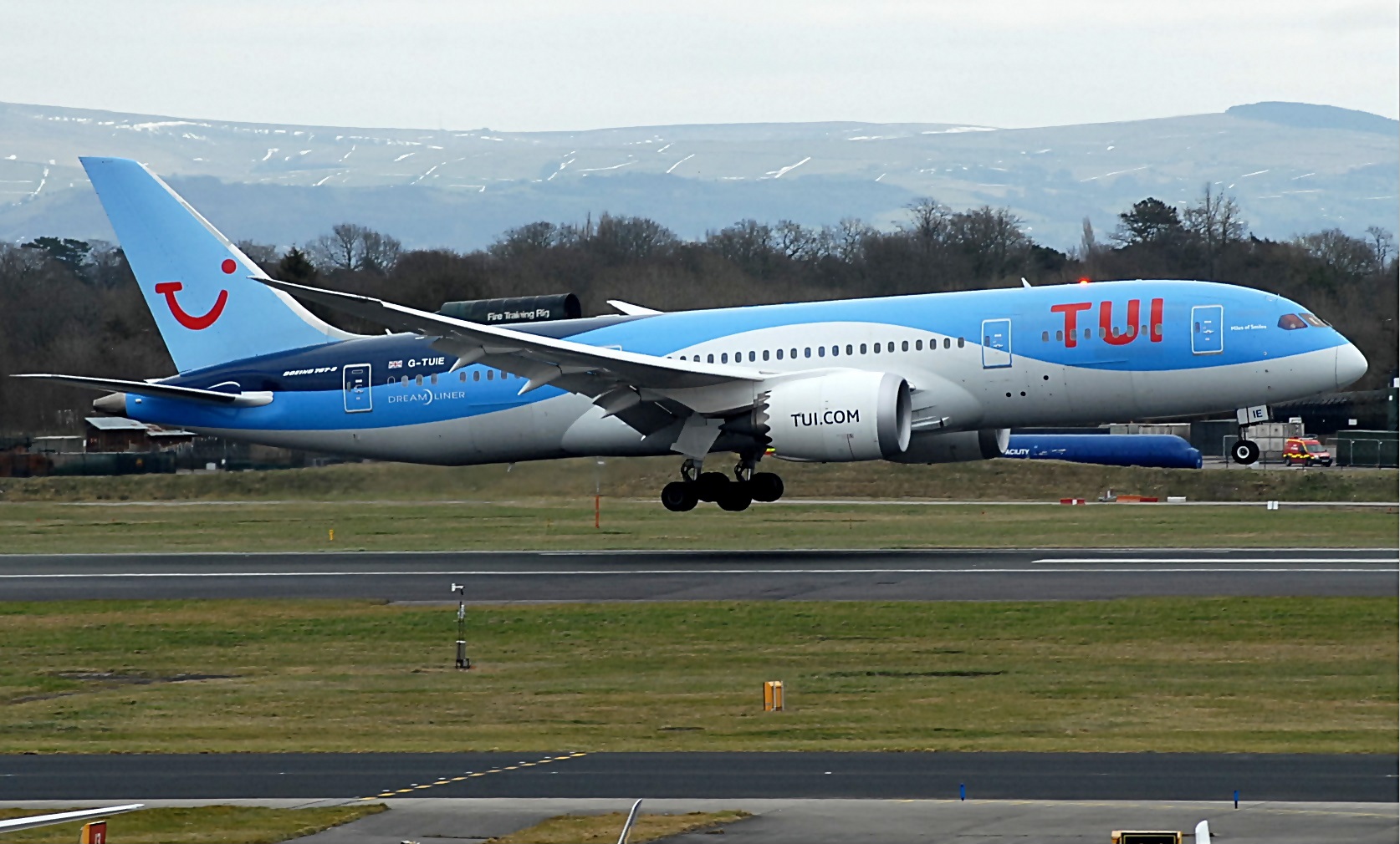Skutočný Boeing 787-8 Dreamliner spoločnosti TUI Airways počas vzletu; ilustračná fotografia rovnakého typu lietadla
